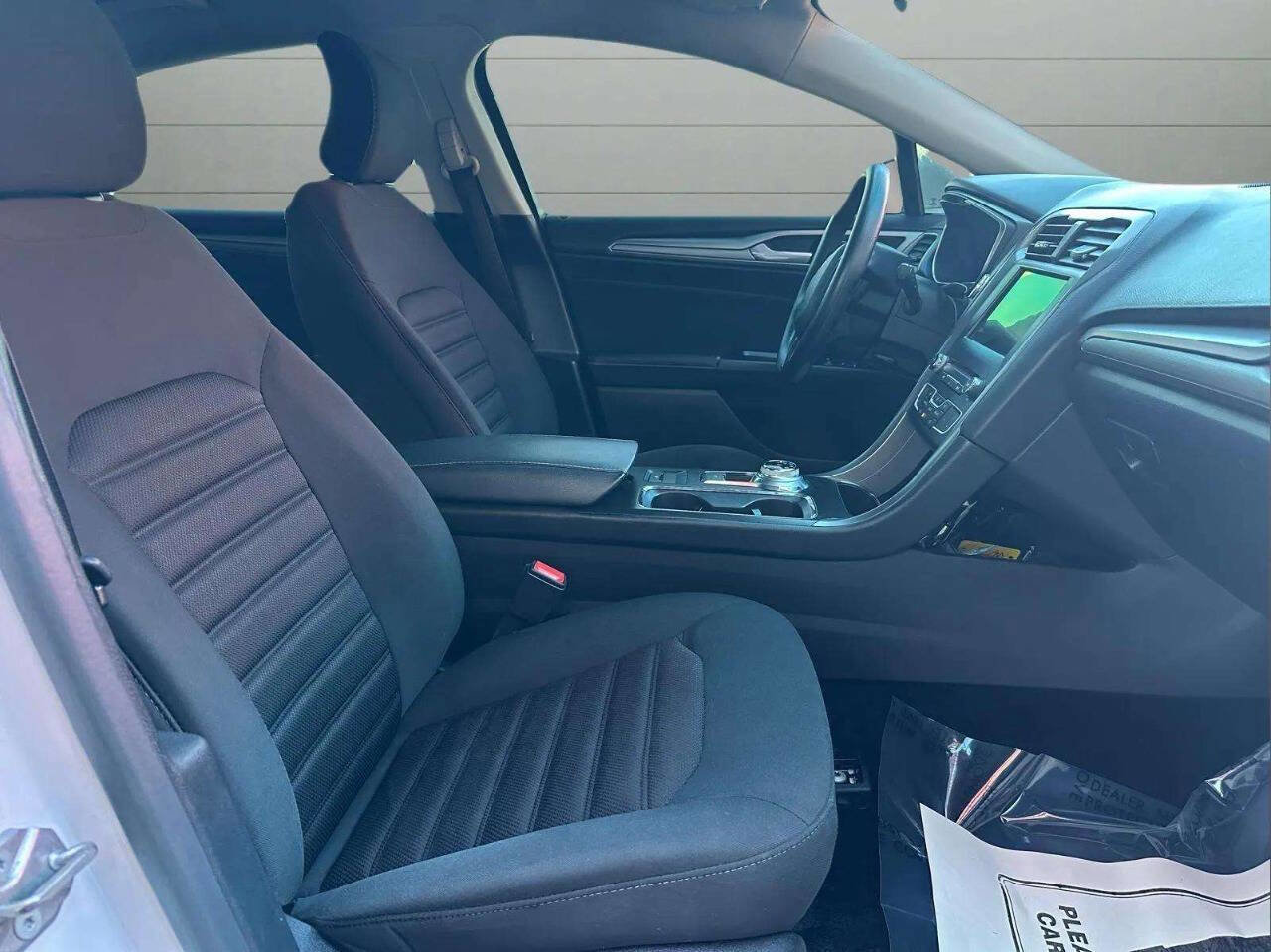 Used 2017 Ford Fusion SE w/ Fusion SE Technology Package image 11