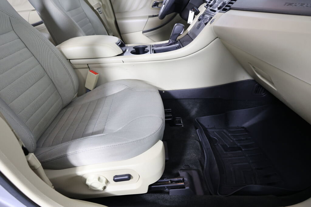Used 2015 Ford Taurus SE image 26