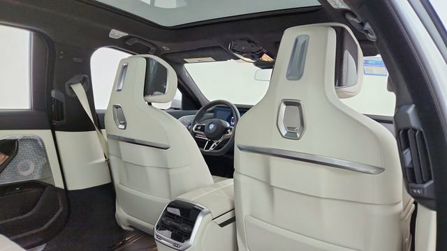 Used 2023 BMW i7 xDrive60 w/ Executive Package 2 image 27