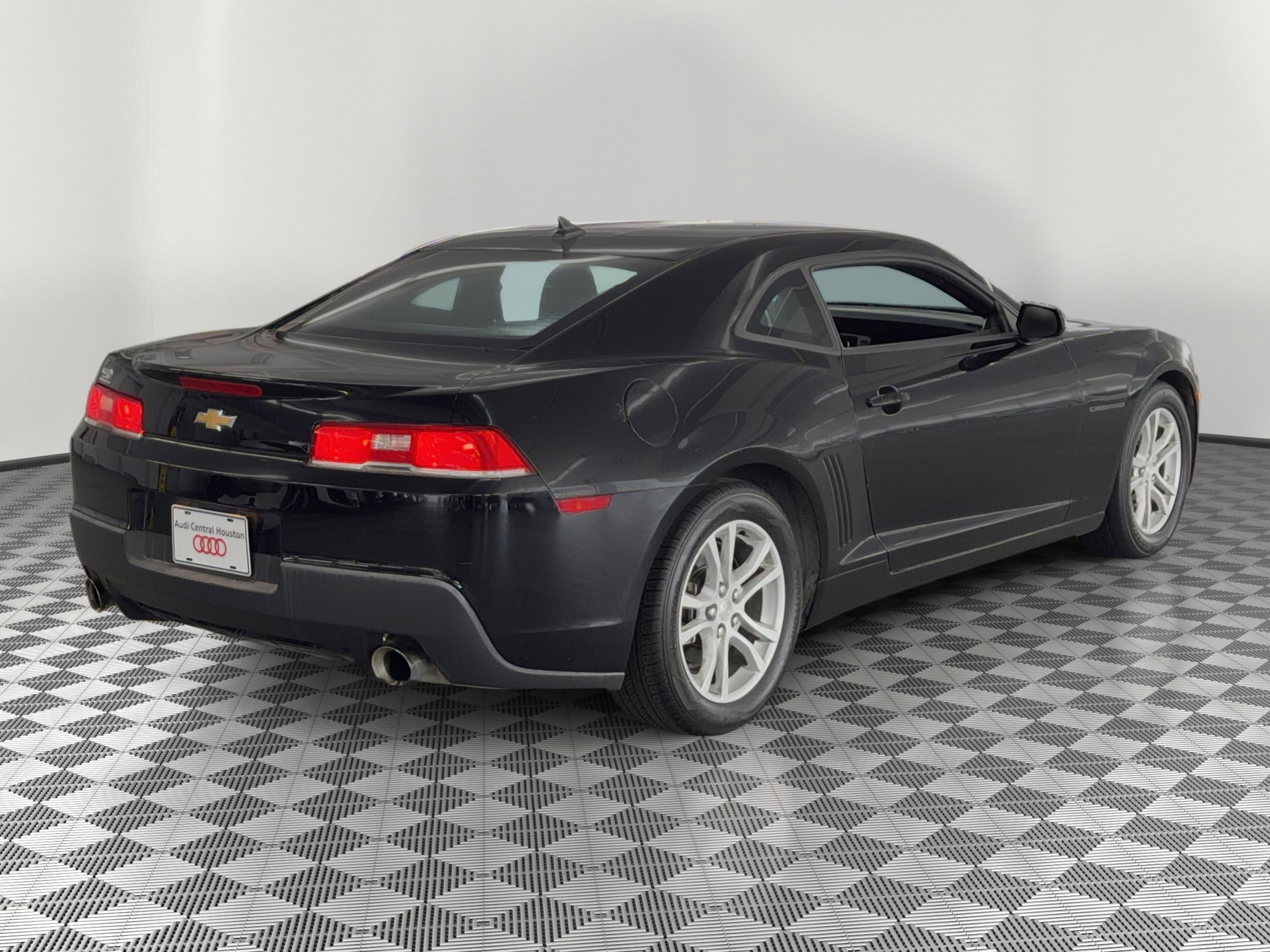 Used 2015 Chevrolet Camaro LT RWD image 9