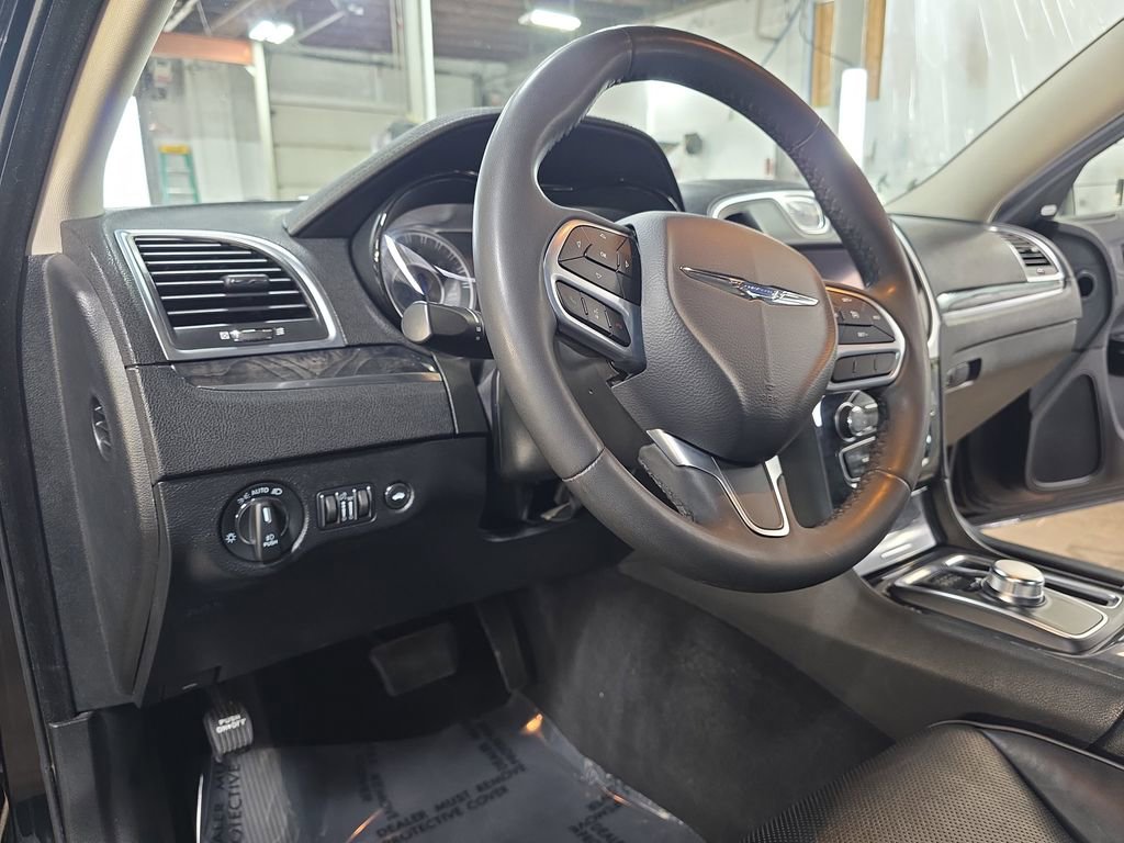 Used 2023 Chrysler 300 Touring L w/ Comfort Group image 15
