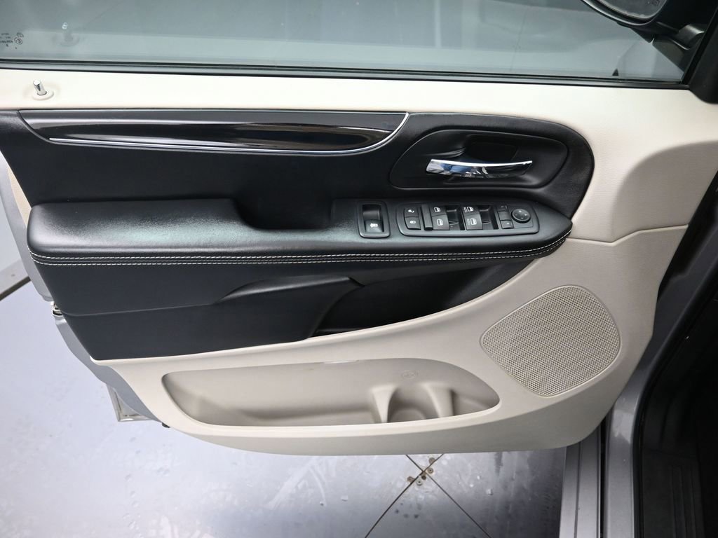Used 2016 Dodge Grand Caravan SE FWD image 18