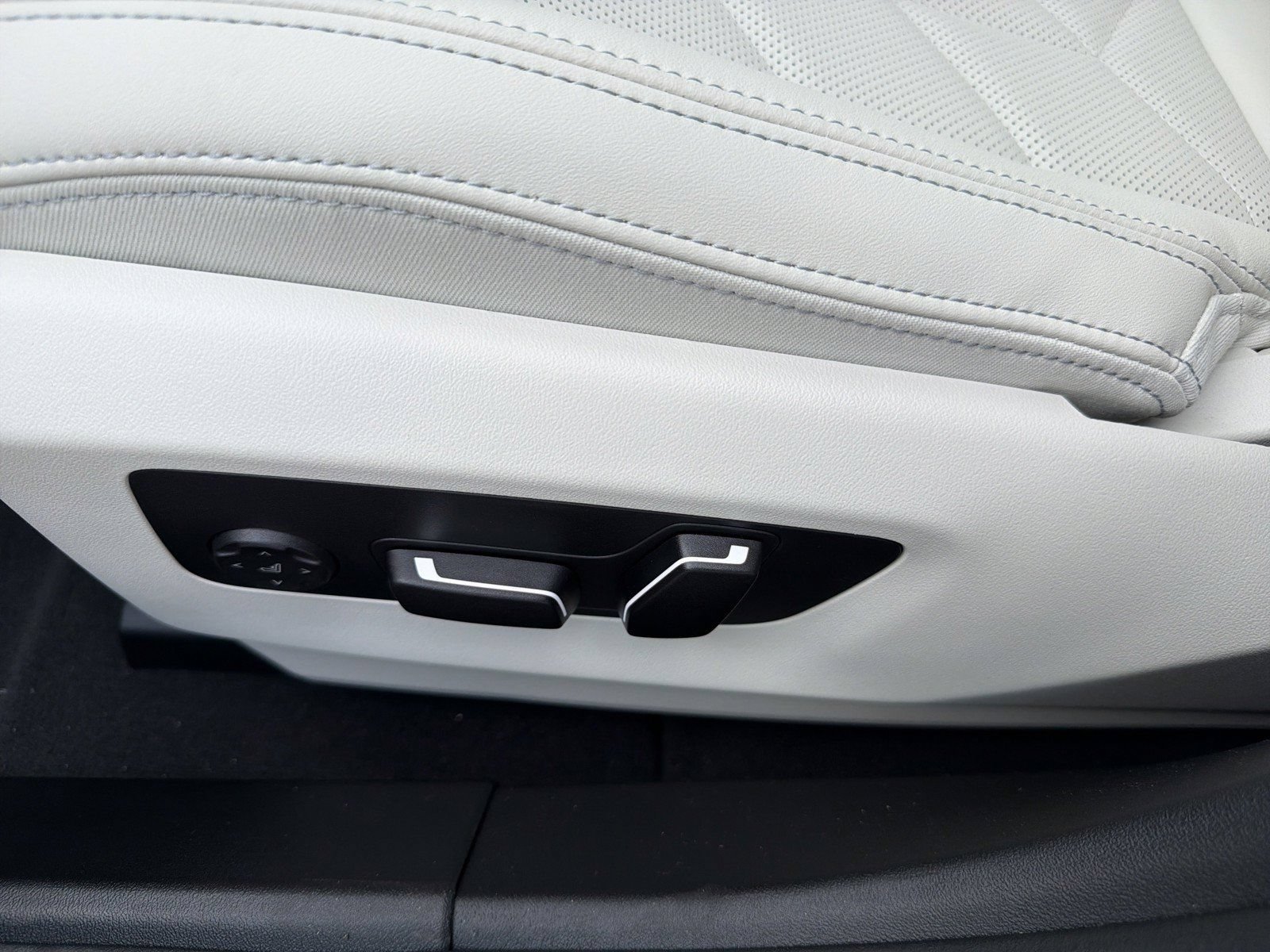 New 2027 BMW 550e xDrive AWD/4WD image 25