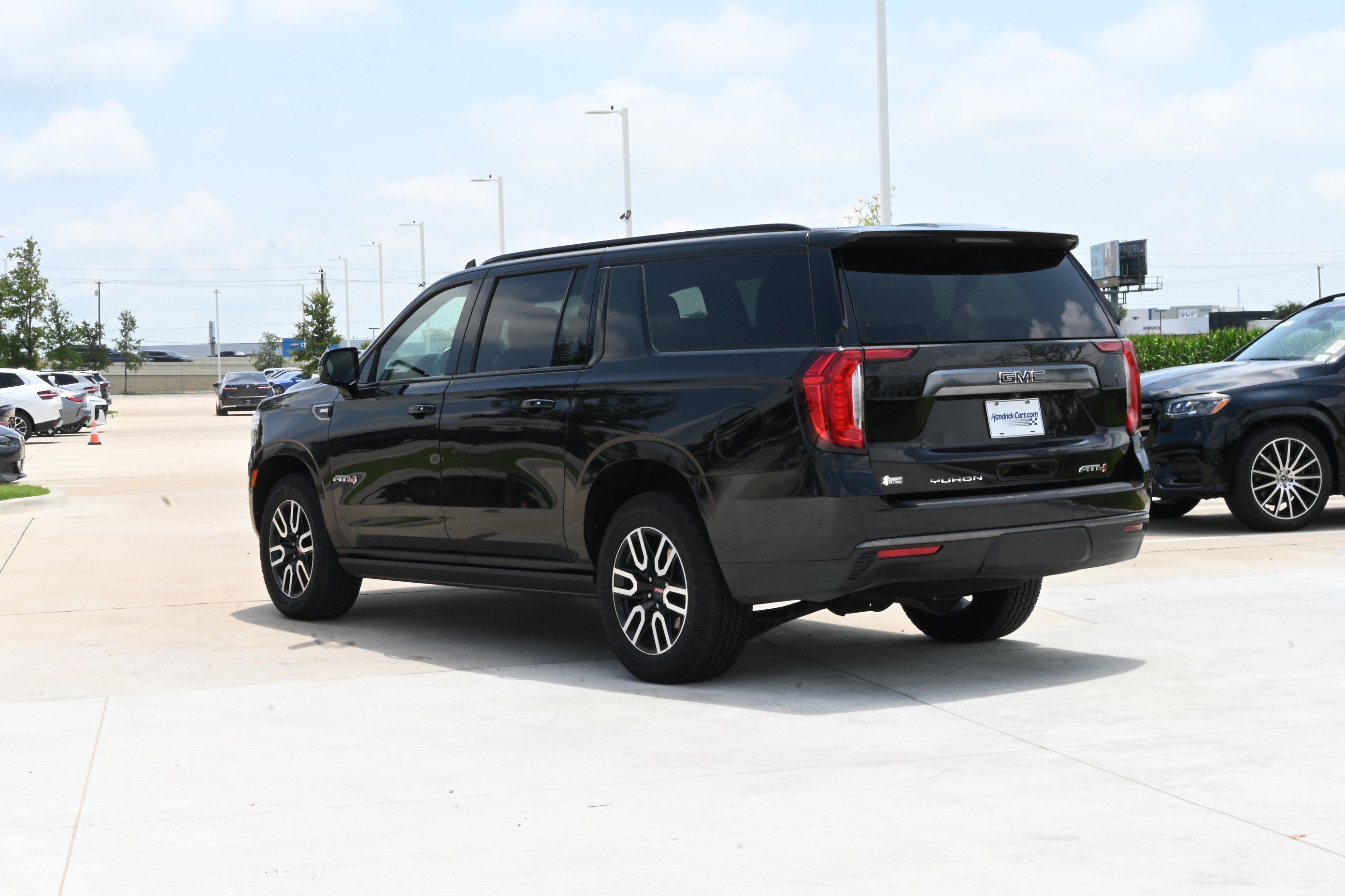 Used 2023 GMC Yukon XL AT4 w/ AT4 Premium Package AWD/4WD image 5