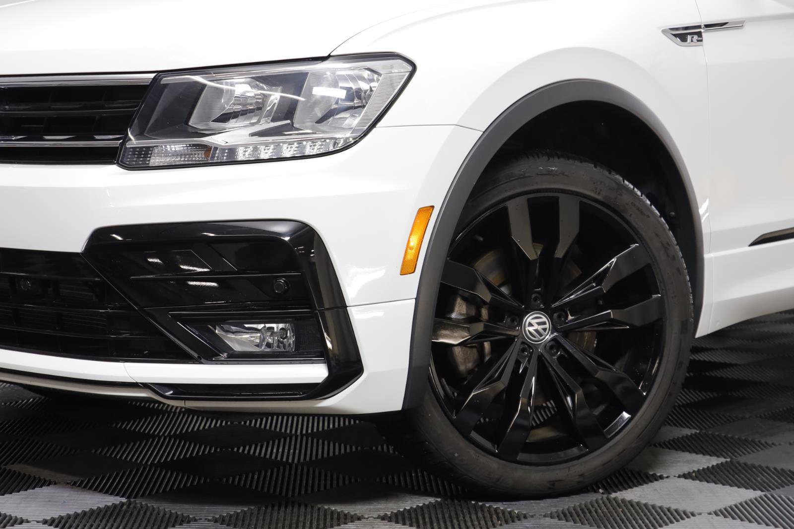 Used 2020 Volkswagen Tiguan SE R-Line image 3