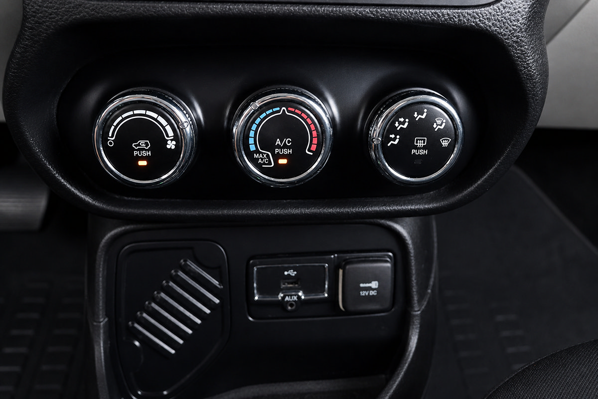 Used 2017 Jeep Renegade Altitude FWD image 31