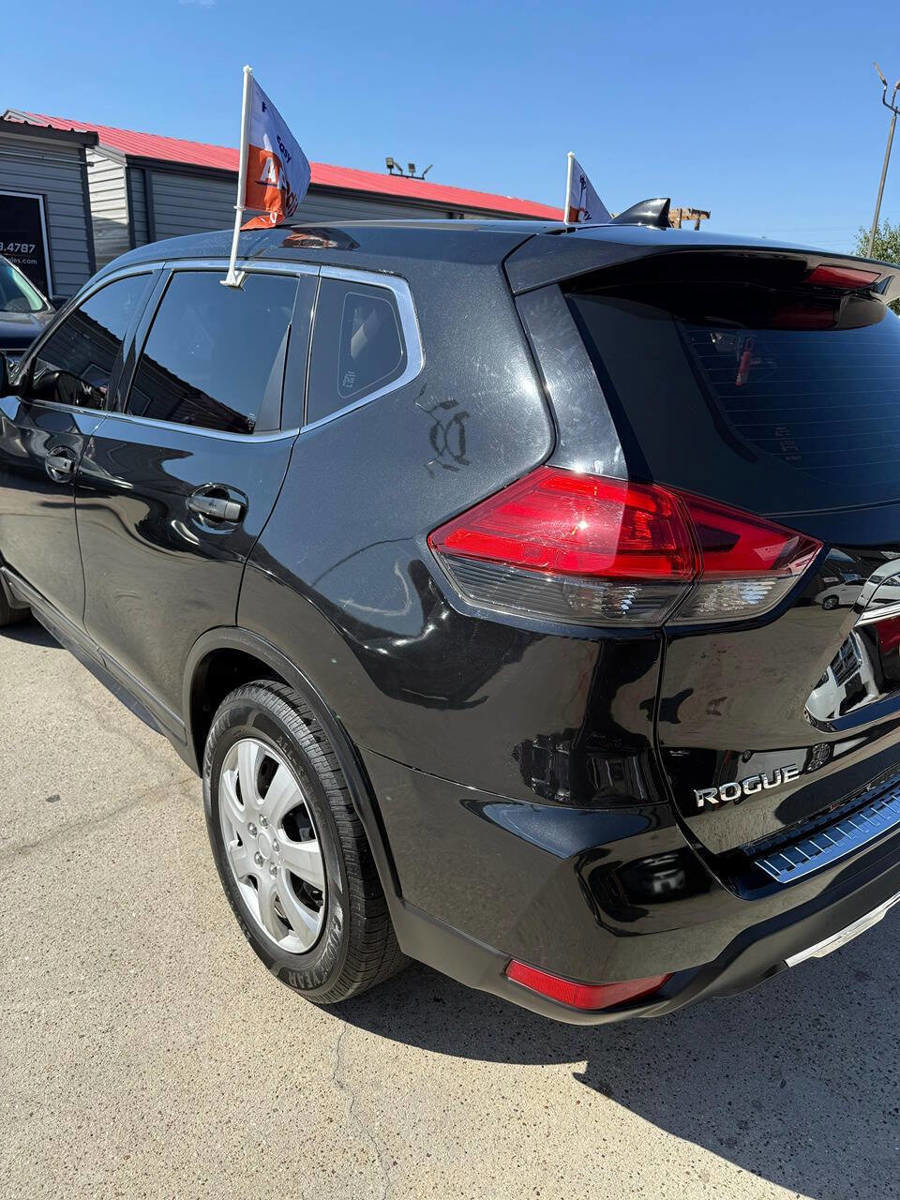 Used 2017 Nissan Rogue S image 6