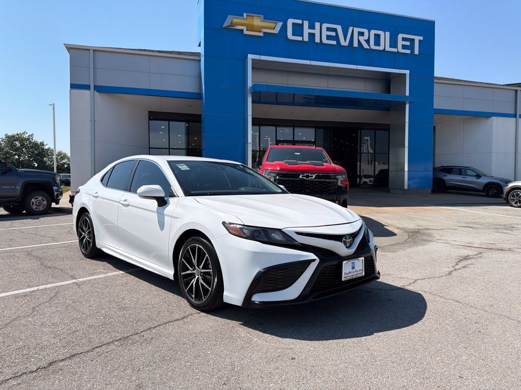 Used 2024 Toyota Camry SE FWD image 1