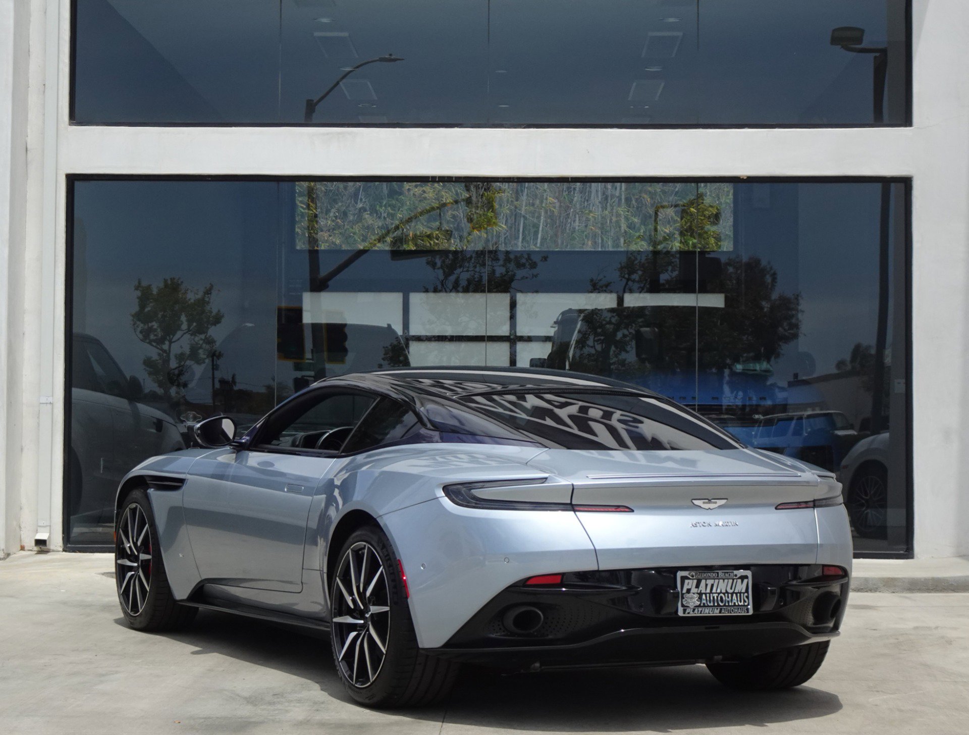 Used 2018 Aston Martin DB11 V12 RWD image 4