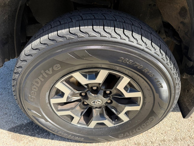 Certified 2020 Toyota Tacoma TRD Off-Road AWD/4WD image 9