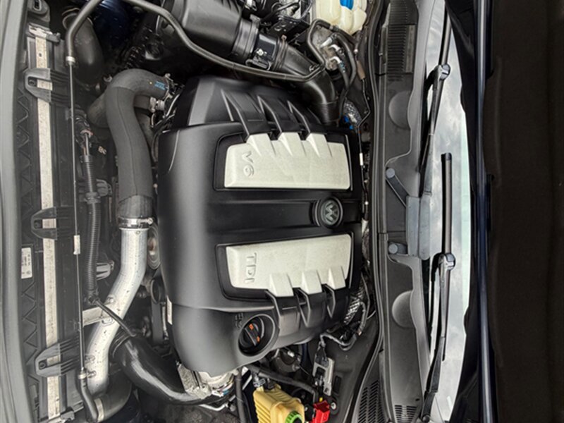 Used 2012 Volkswagen Touareg TDI AWD/4WD image 32