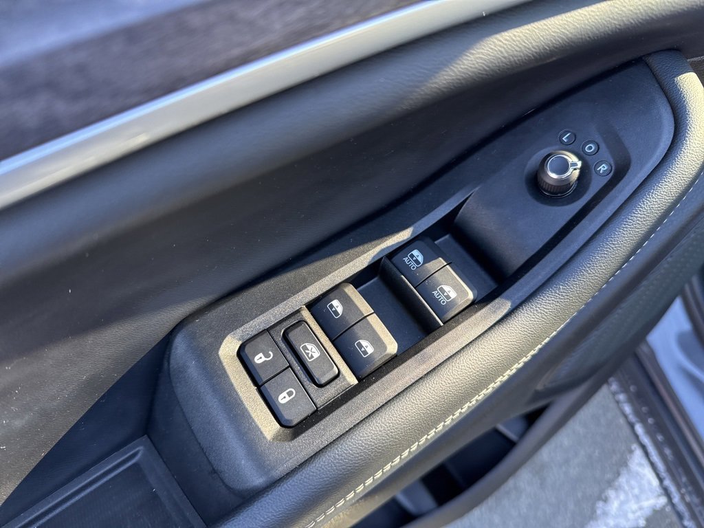 Used 2023 Jeep Grand Cherokee Limited w/ Black Appearance Package image 22