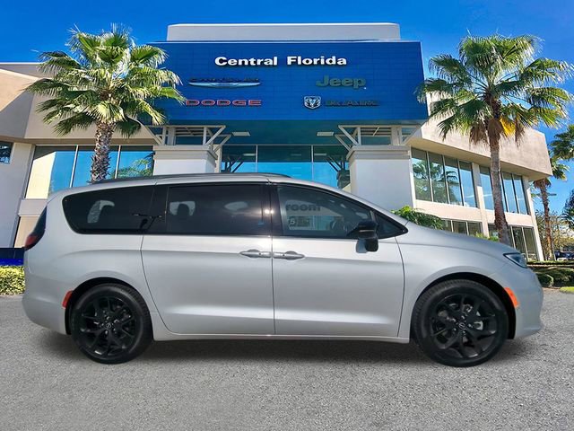 New 2026 Chrysler Pacifica Select w/ S Appearance Package image 4