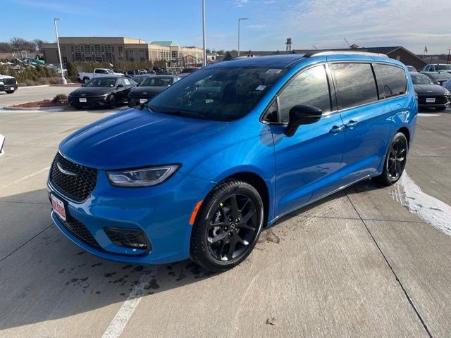 New 2026 Chrysler Pacifica Select w/ S Appearance Package image 1