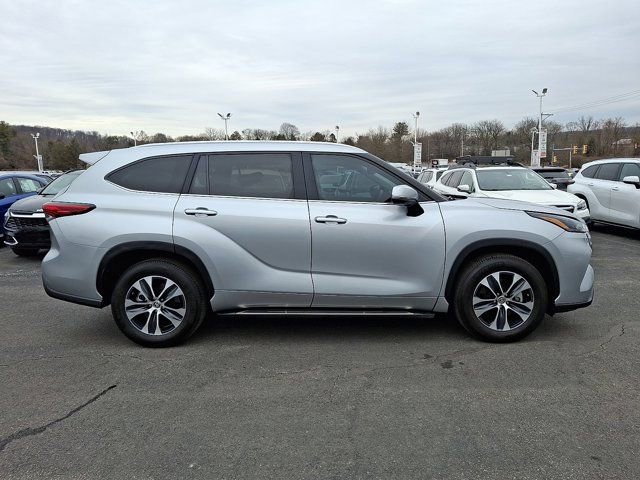 Used 2023 Toyota Highlander XLE FWD image 9