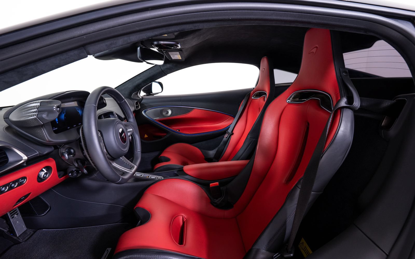 Used 2024 McLaren Artura RWD image 20