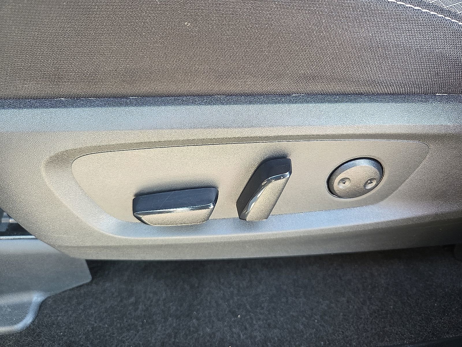 Used 2025 Nissan Pathfinder SV image 13