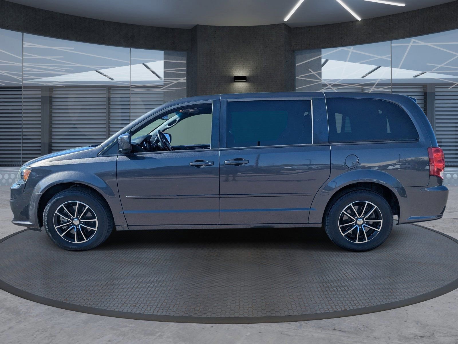 Used 2016 Dodge Grand Caravan SE FWD image 3