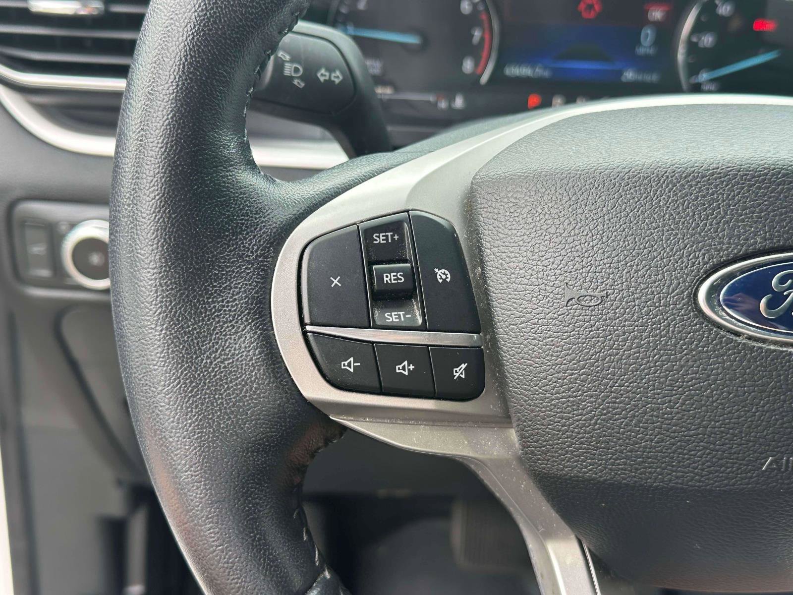 Used 2022 Ford Explorer XLT w/ Equipment Group 202A image 22