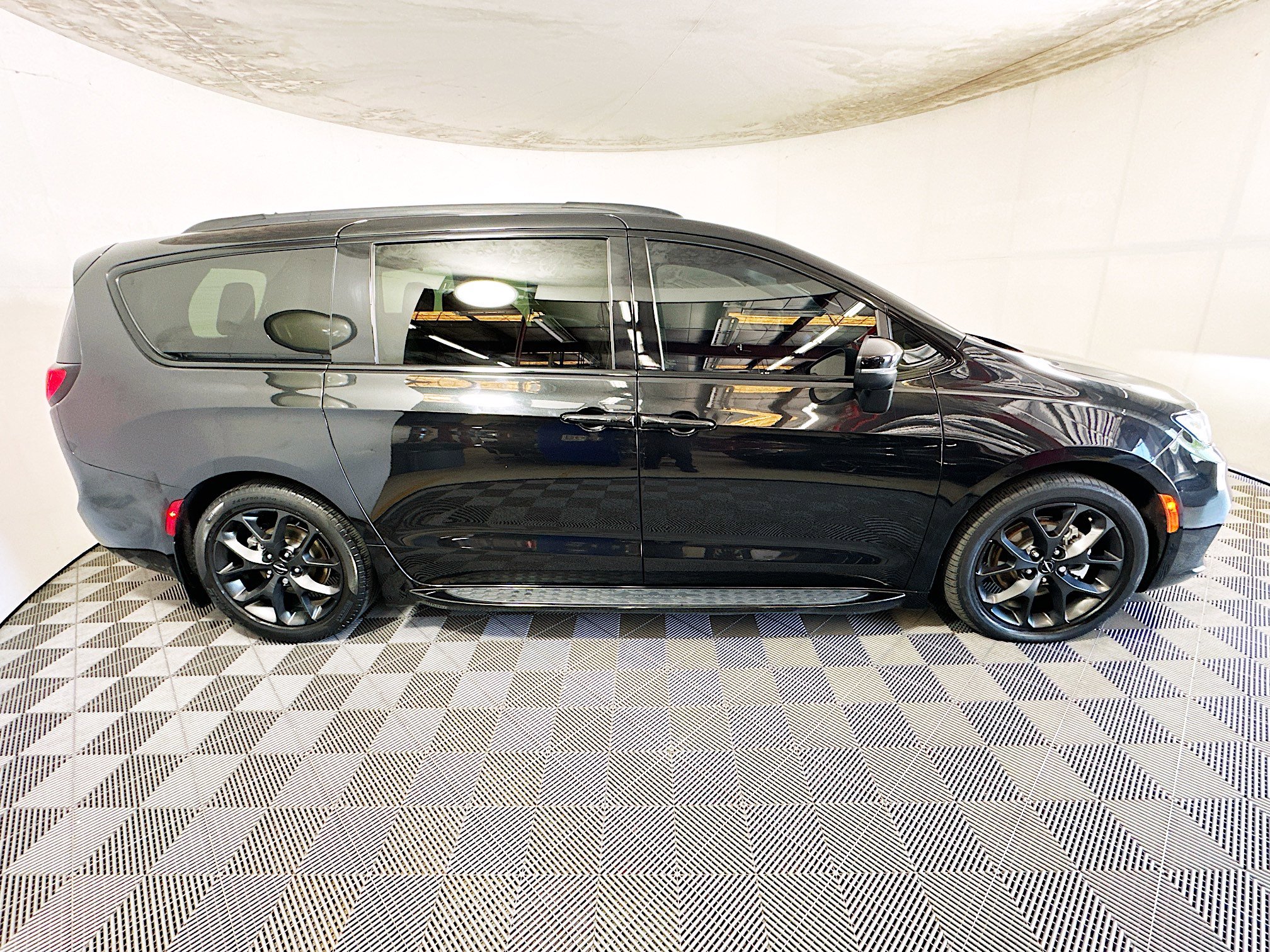 Used 2023 Chrysler Pacifica Touring-L w/ S Appearance Package FWD image 2