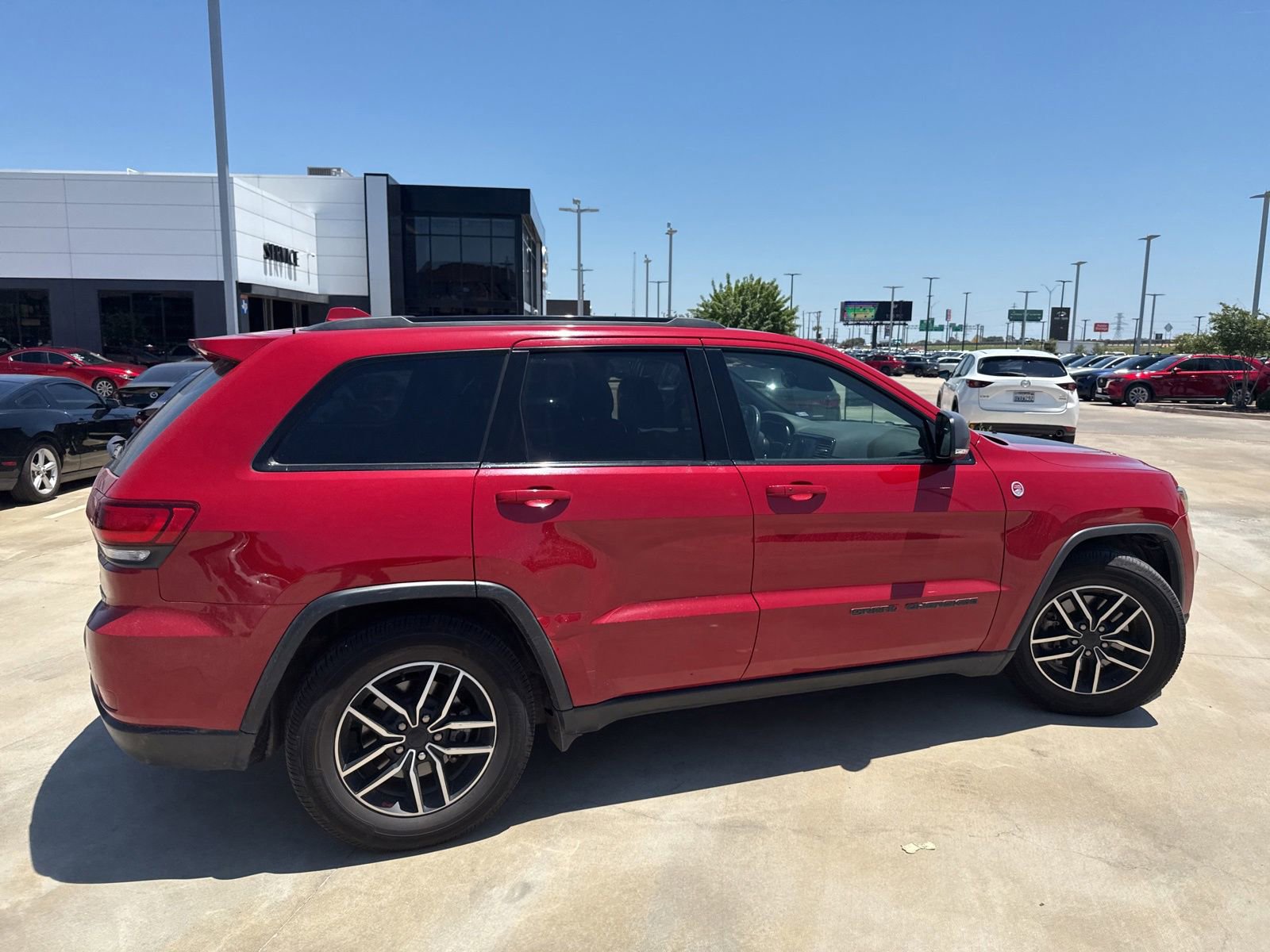 Used 2021 Jeep Grand Cherokee Trailhawk AWD/4WD image 9
