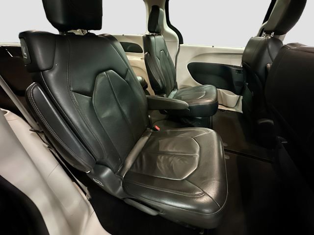 Used 2018 Chrysler Pacifica Touring-L w/ Tire & Wheel Group FWD image 29
