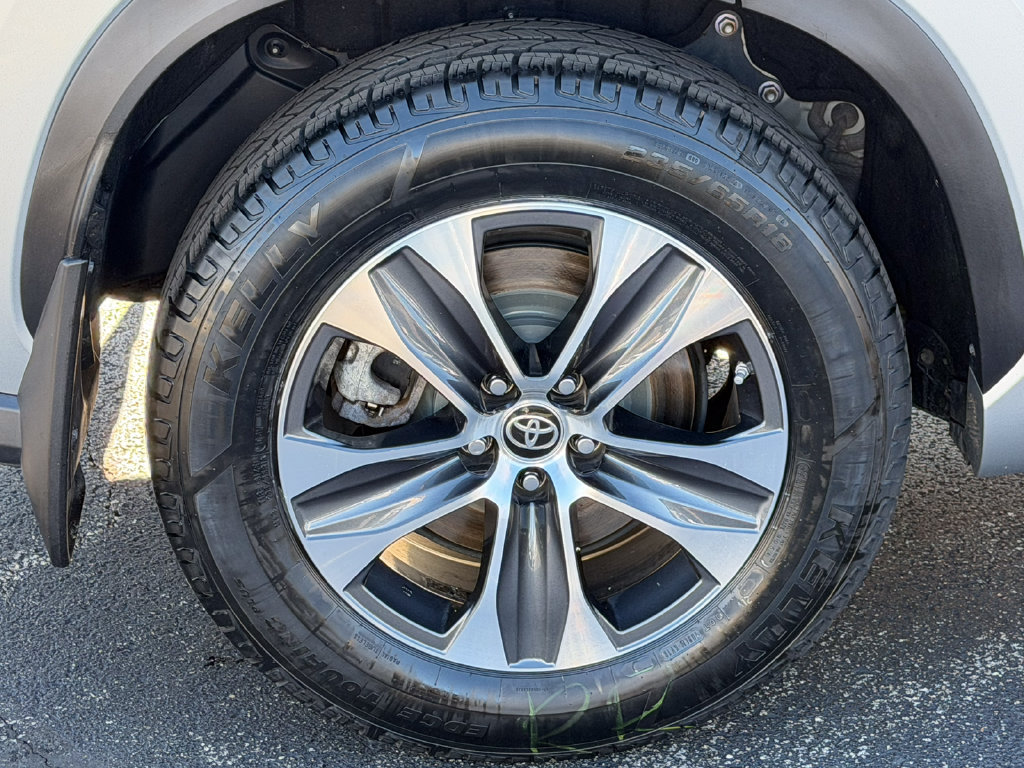 Used 2024 Toyota Highlander XLE FWD image 14