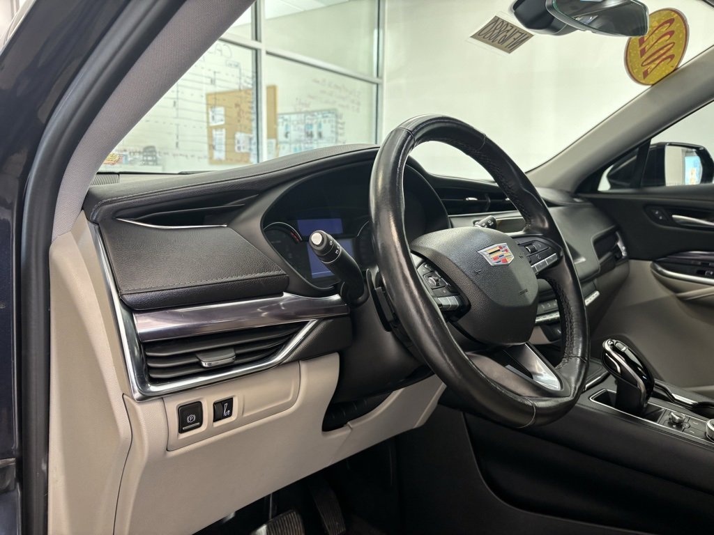 Certified 2022 Cadillac XT4 Luxury image 11