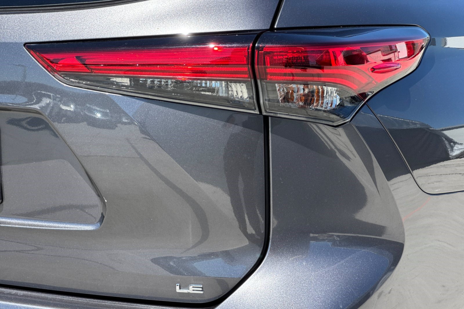 Used 2021 Toyota Highlander LE FWD image 27