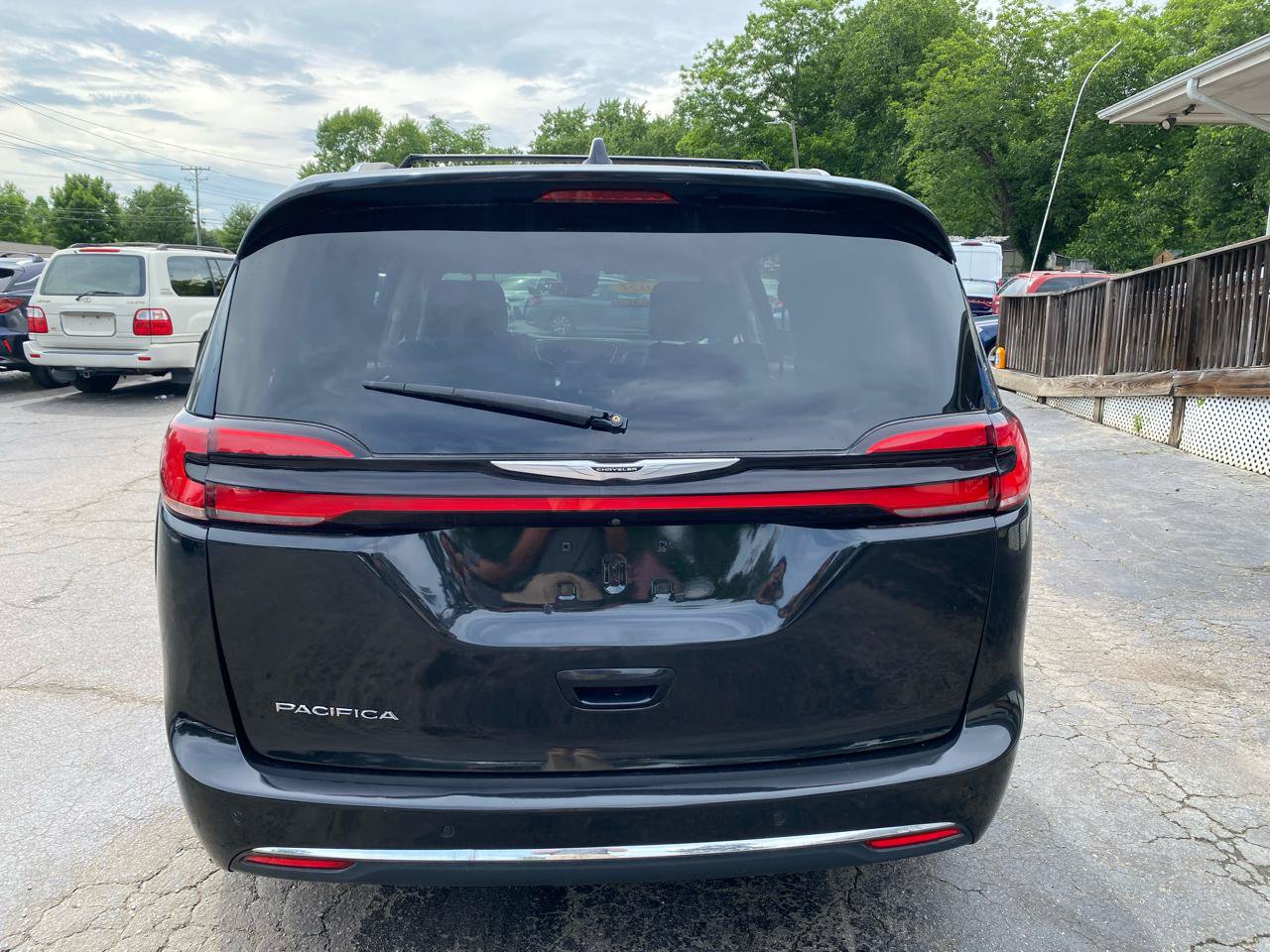 Used 2021 Chrysler Pacifica Touring-L FWD image 8