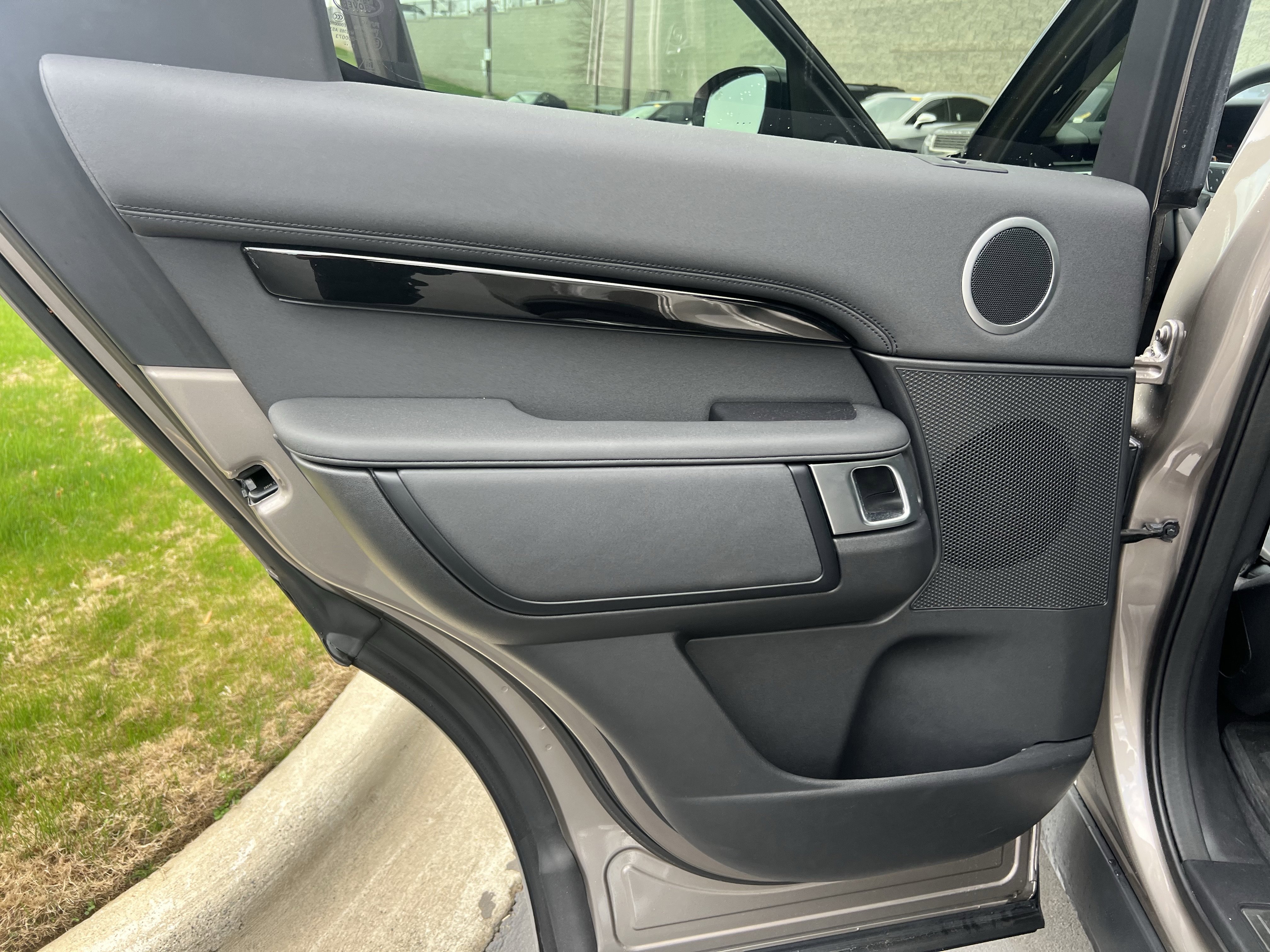 Certified 2024 Land Rover Discovery S image 28