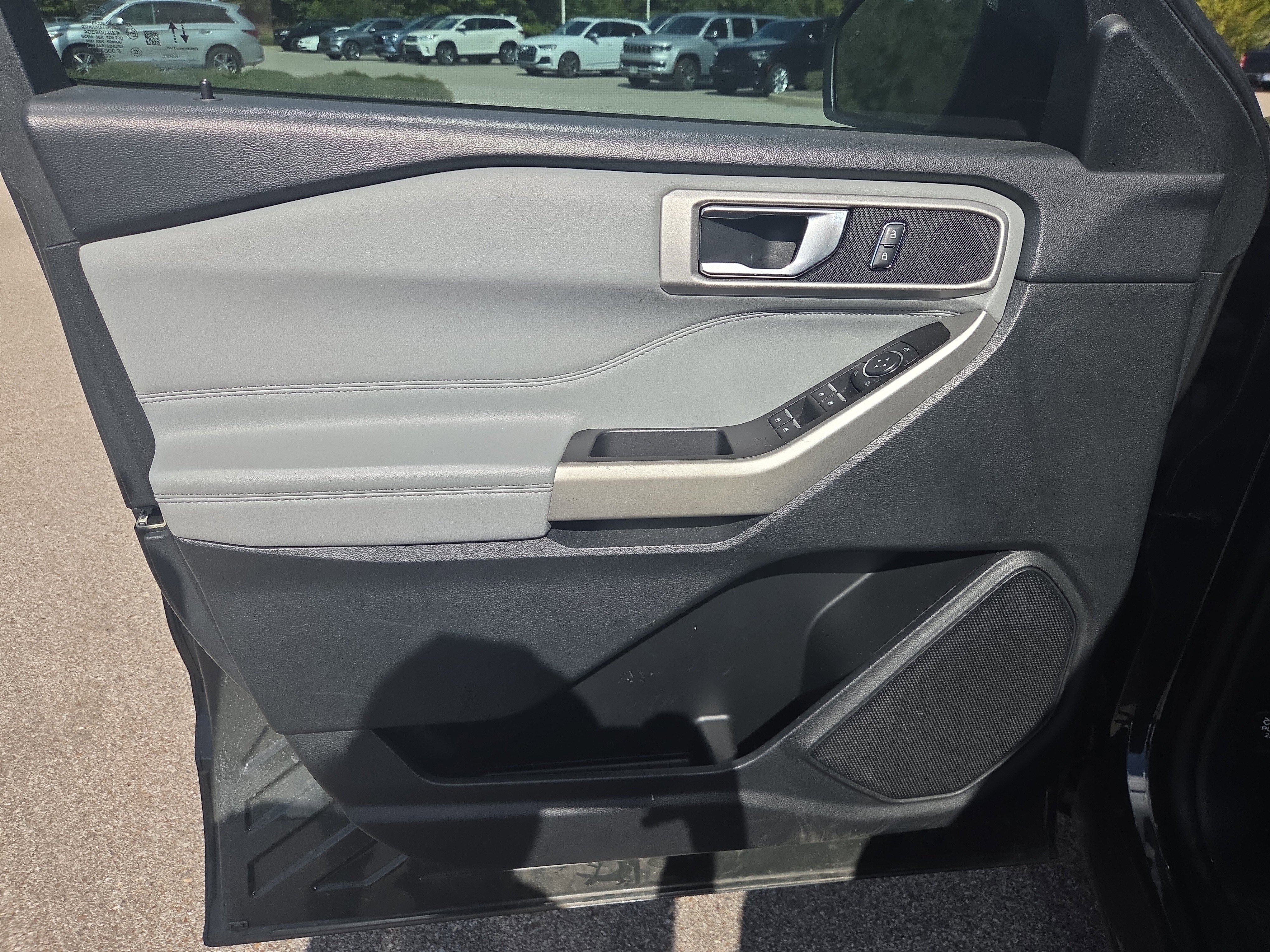 Used 2022 Ford Explorer XLT w/ Equipment Group 202A image 6