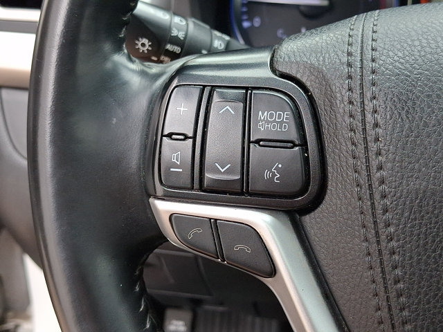 Used 2019 Toyota Highlander XLE AWD/4WD image 23