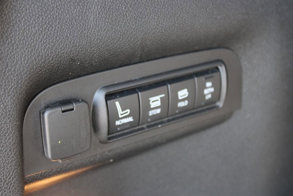 Used 2017 Ford Explorer Limited w/ Equipment Group 301A FWD image 17
