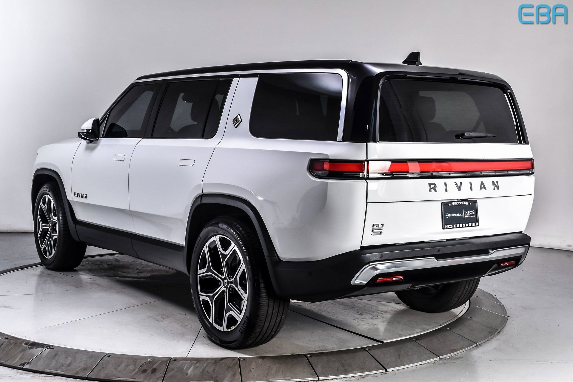Used 2025 Rivian R1S Adventure image 4
