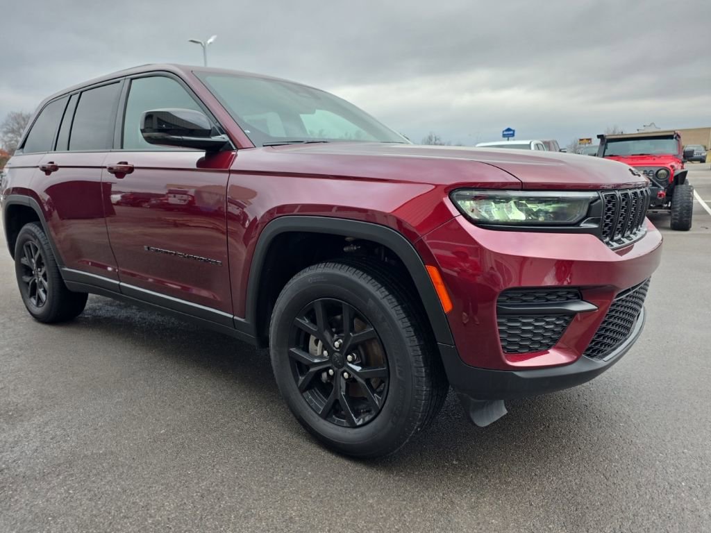 Used 2025 Jeep Grand Cherokee Altitude AWD/4WD image 3