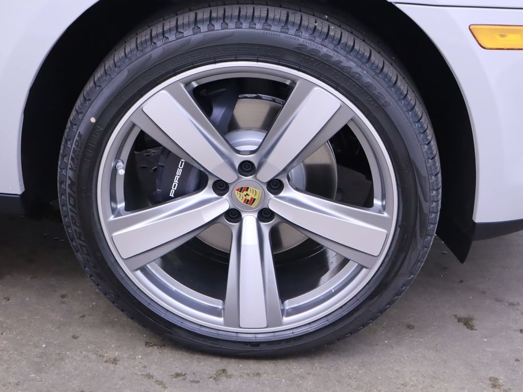 Certified 2025 Porsche Macan AWD/4WD image 16