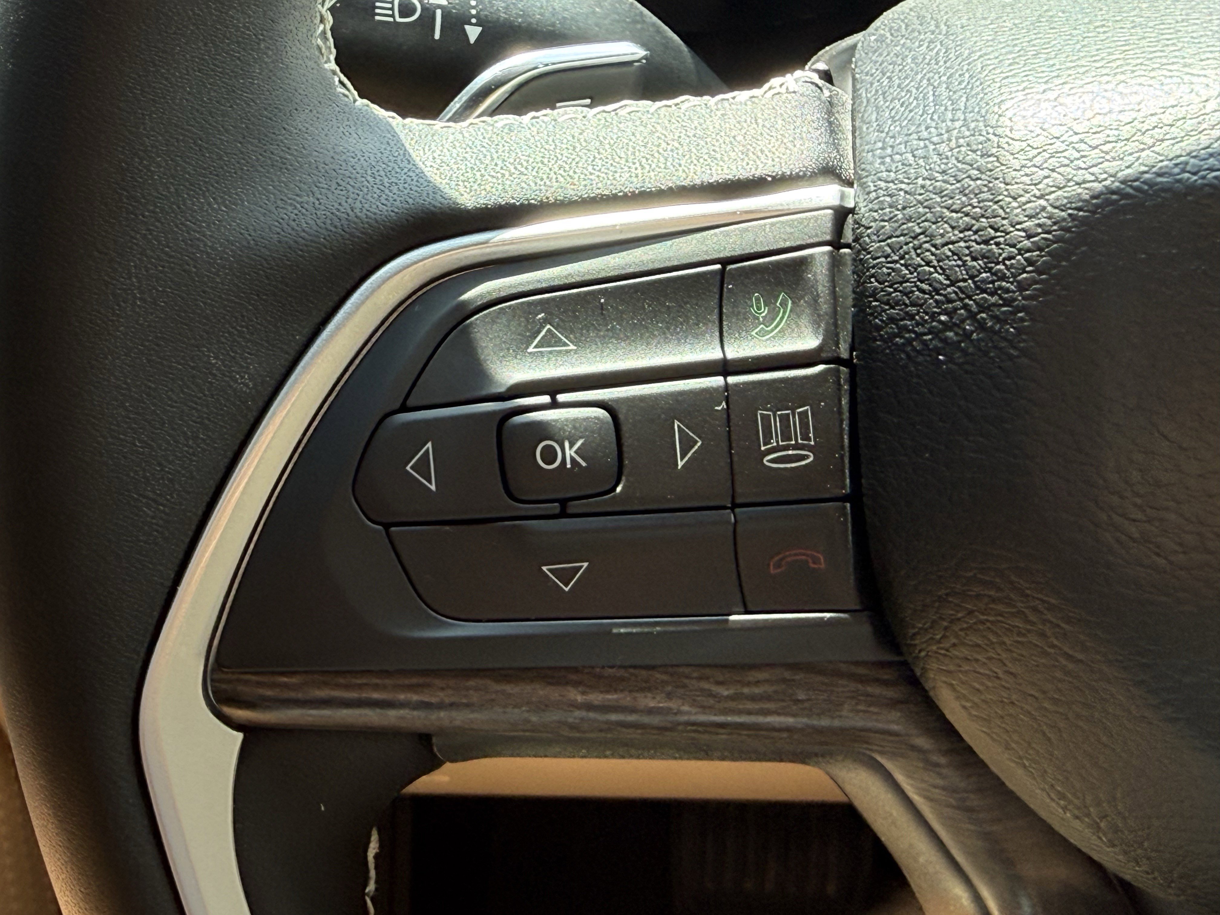 Used 2024 Jeep Grand Cherokee L Limited w/ Luxury Tech Group II image 16