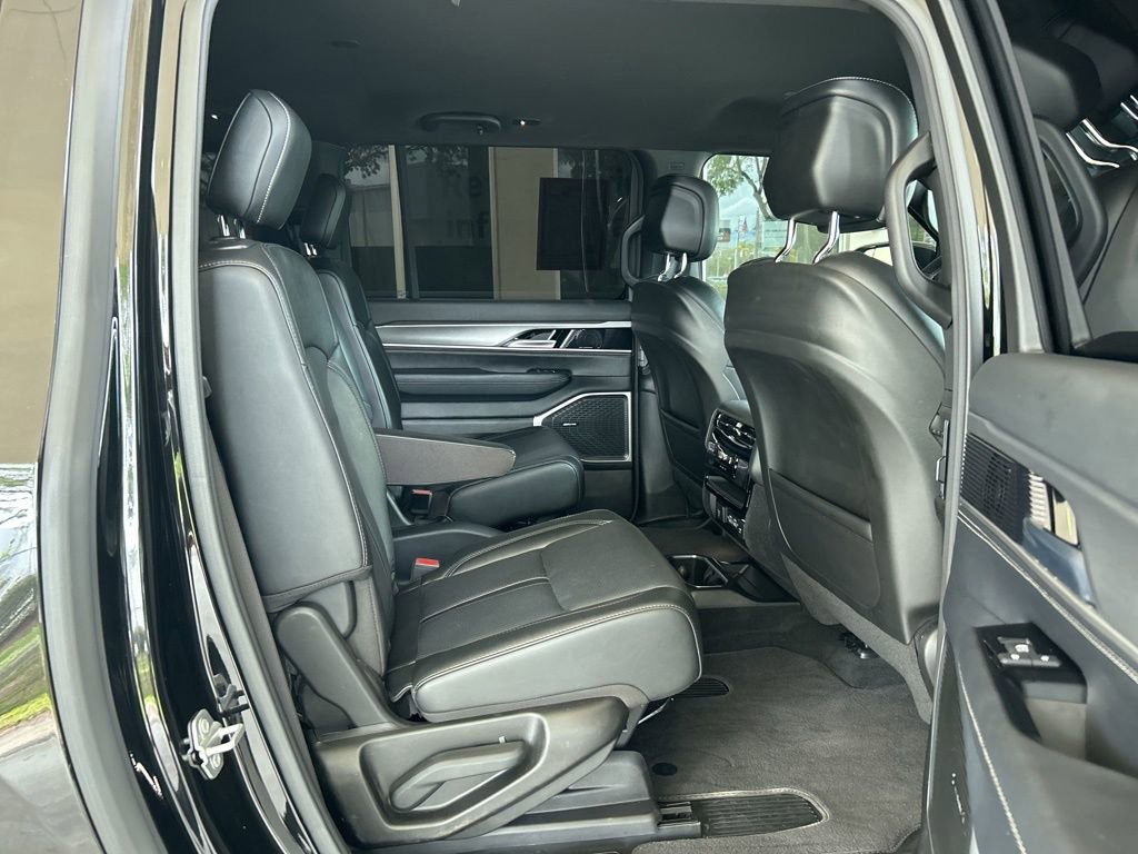 Used 2025 Jeep Wagoneer L Series II image 25