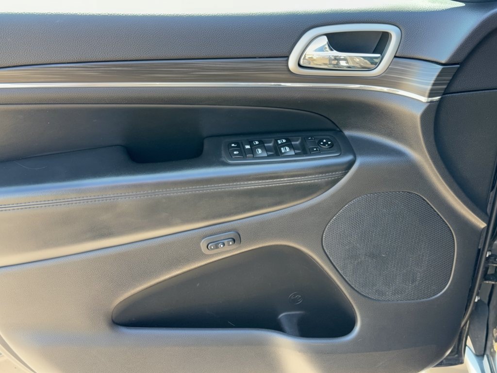 Used 2019 Jeep Grand Cherokee Limited AWD/4WD image 14