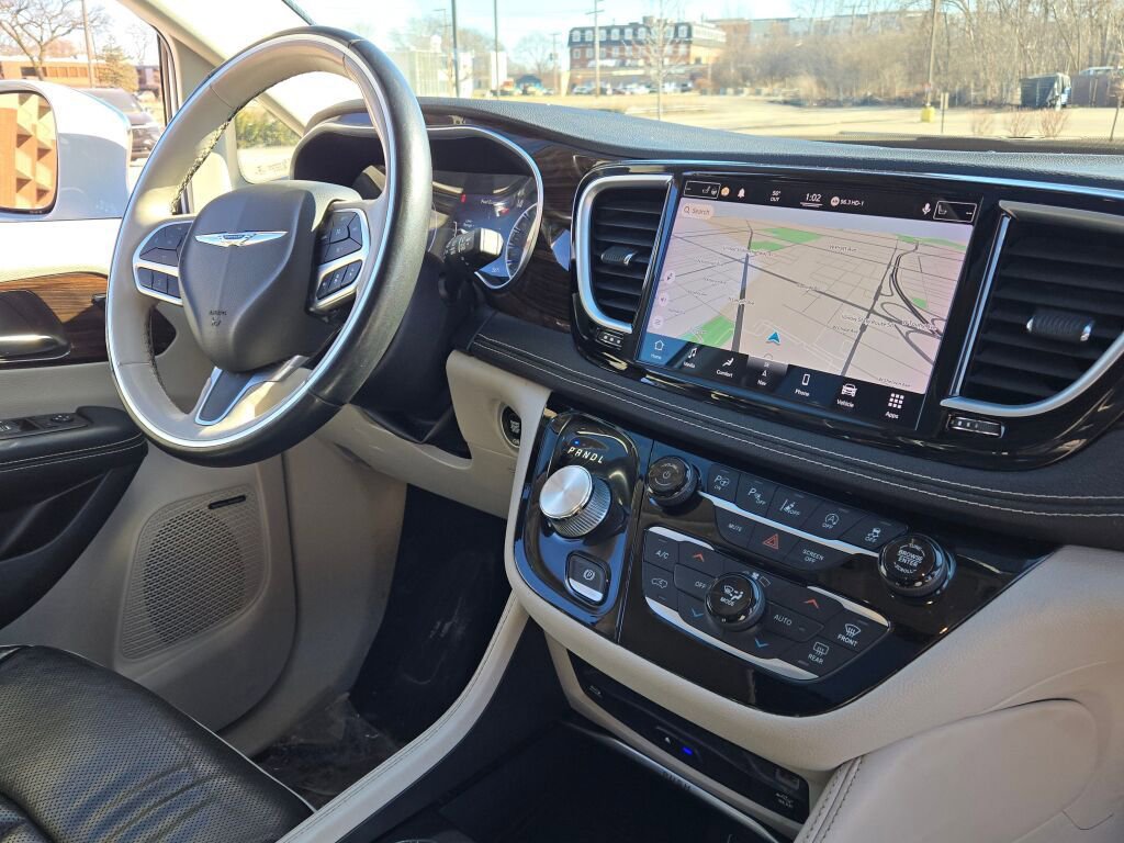 Used 2021 Chrysler Pacifica Limited w/ Uconnect Theater Family Group image 7