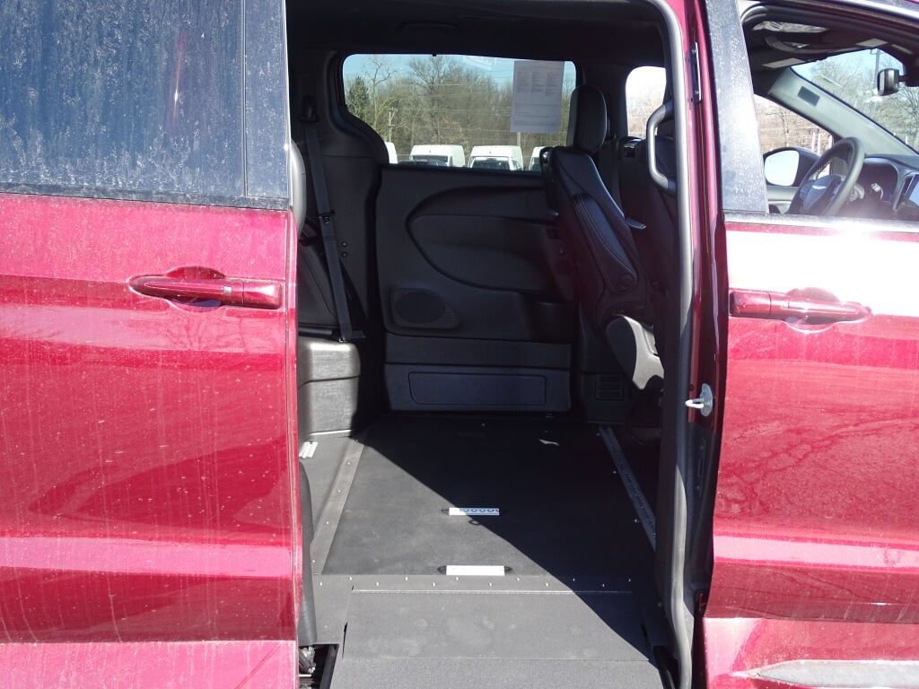 Used 2023 Chrysler Pacifica Touring-L w/ Uconnect Theater Family Group FWD image 6