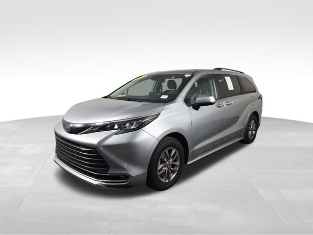 Used 2024 Toyota Sienna XLE image 2