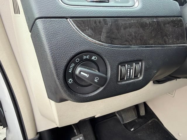 Used 2011 Chrysler Town & Country Touring-L FWD image 18