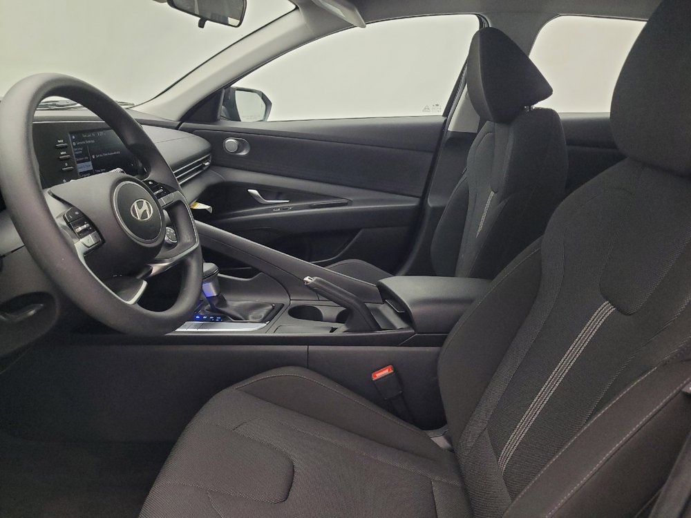 Used 2025 Hyundai Elantra SE FWD image 17