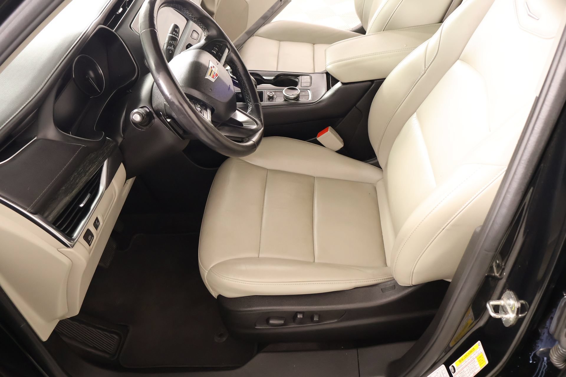 Used 2022 Cadillac XT4 Premium Luxury w/ Safety Alert Package AWD/4WD image 10