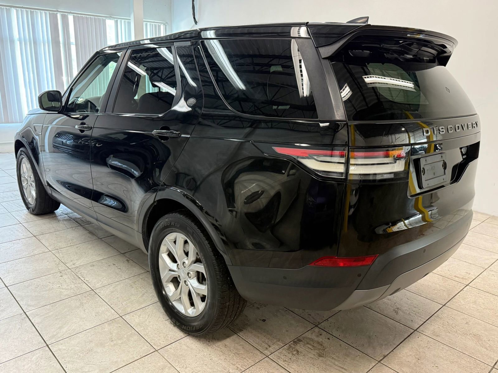 Used 2020 Land Rover Discovery SE image 7