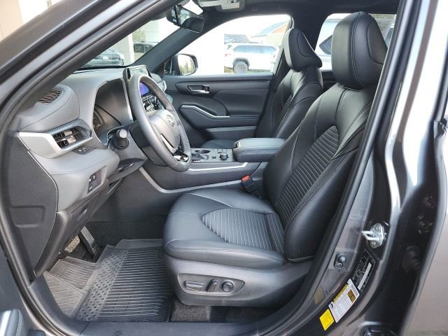 Used 2025 Toyota Highlander XSE image 16