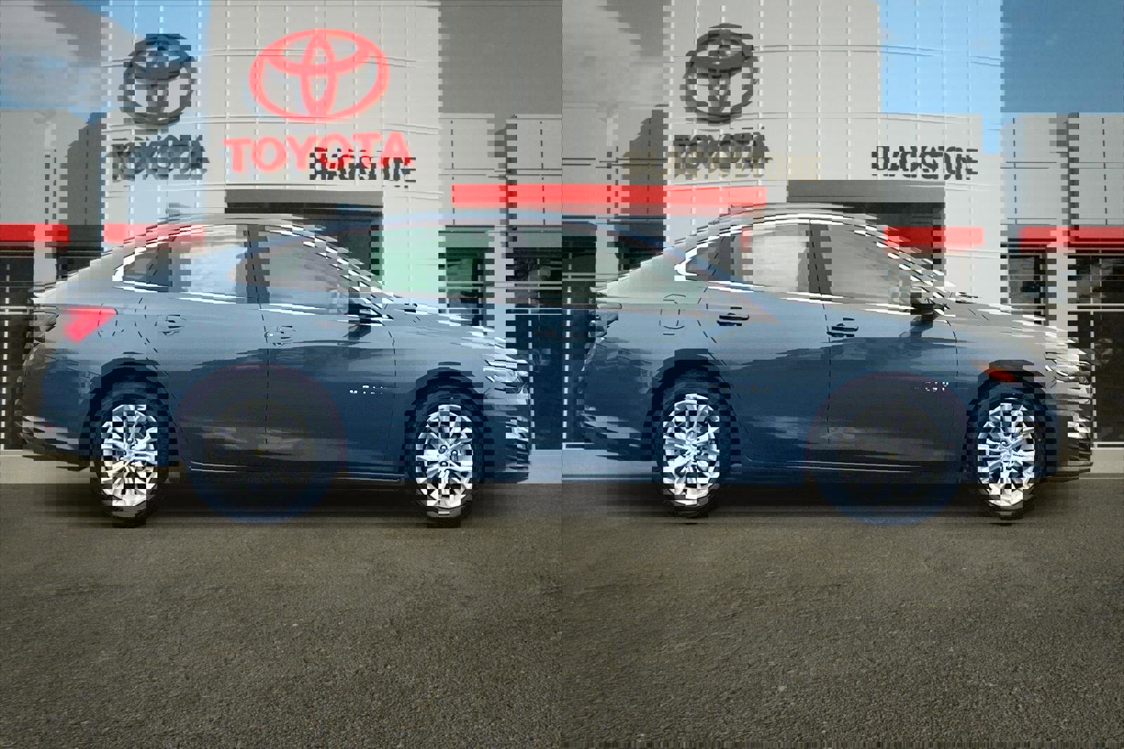 Used 2024 Chevrolet Malibu LT image 2