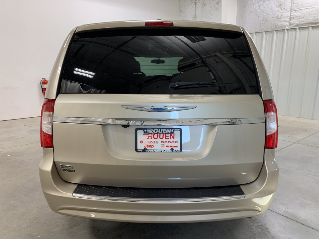 Used 2016 Chrysler Town & Country Touring FWD image 6